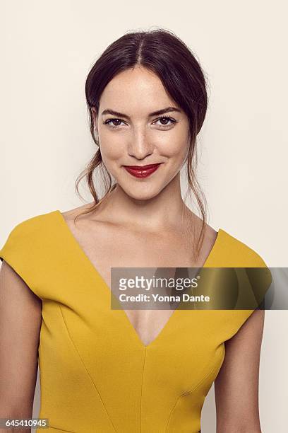 beautiful brunette with red lips an freckles - yellow dress stock pictures, royalty-free photos & images