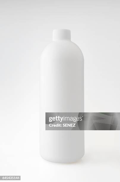 white plastic bottle against white background - shampoo bottle white background stock pictures, royalty-free photos & images