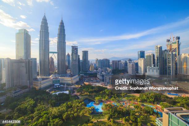 petronas twin tower in kuala lumper - kuala lumpur twin tower stock pictures, royalty-free photos & images