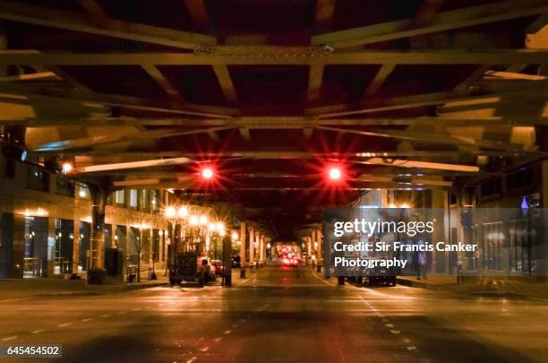 highway underneath chicago subway or metro at night, illinois, usa - chicago neighborhood stock-fotos und bilder