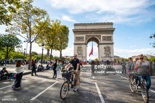 パリ、フランスの車のない日 - シャンゼリゼ通り ストックフォトと画像