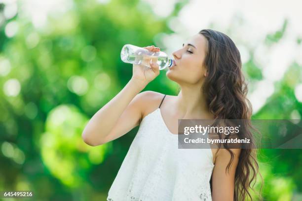 junge frau trinkt wasser  - woman drinking water from bottle stock-fotos und bilder