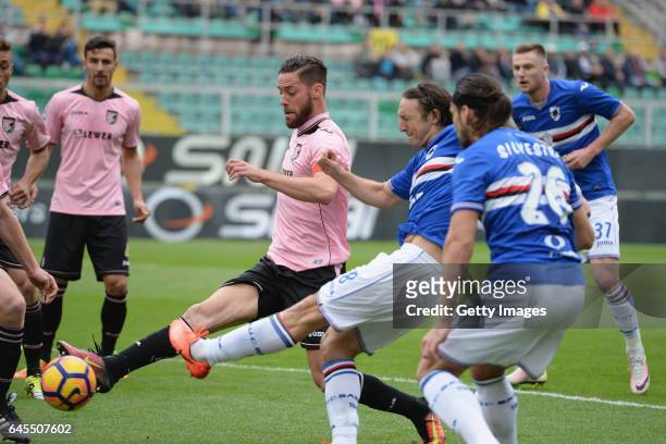 Andrea Rispoli of Palermo competes for the ball with Edgar Barreto of Sampdoria during the Serie A match between US Citta di Palermo and UC Sampdoria...