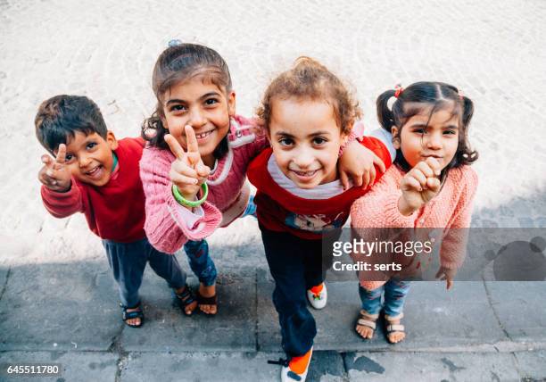 glückliche syrische kinder genießen in istanbul straßen - flüchtlingslager türkei stock-fotos und bilder