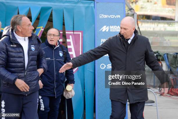 Head coach of ChievoVerona Rolando Maran shakes hands with head coach of Pescara Calcio Zdenek Zeman of Pescara Calcio before the Serie A match...