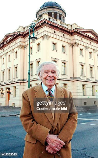 Heinz Berrgruen , Heinz Berggrün, Kunstsammler Kunsthändler, Berlin- Mäzen, hier im und vor dem Museum Berggrün in der Schloßstrasse in...