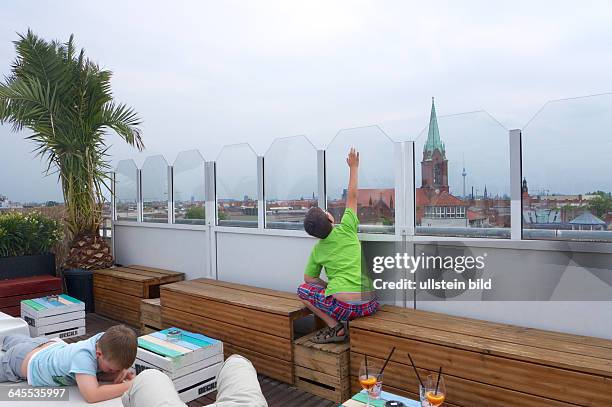 Deutschland, Berlin, 26.06.2105, Blick vom Dach zur Gethsemanekirche, Fernsehturm ,