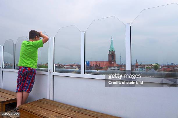 Deutschland, Berlin, 26.06.2105, Blick vom Dach zur Gethsemanekirche, Fernsehturm ,