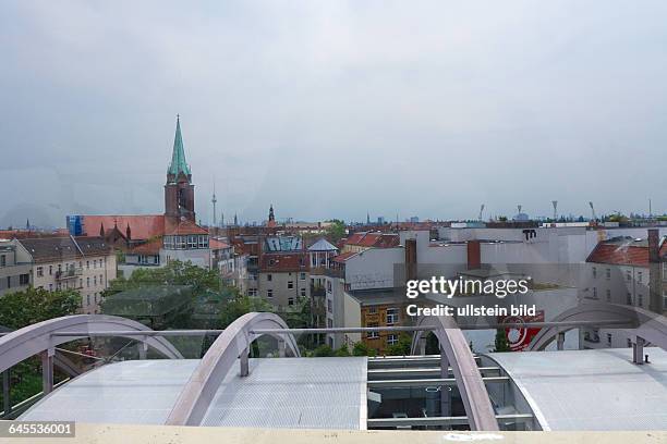 Deutschland, Berlin, 26.06.2105, Blick vom Dach zur Gethsemanekirche, Fernsehturm