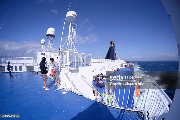 Passagiere kämpfen gegen den heftigen Wind an Bord der MS Norröna von Hirtshals nach Torshavn