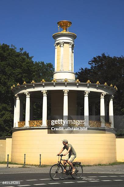 Ein Pavillon mit Säulenrundgang und goldenem Postamententurm mit dem Titel DIE GROSSE NEUGIERDE am Westrand des Schlossparks vom Glienicker Schloss...