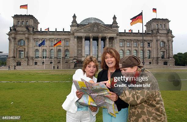 Von li. Siw Malmkvist , Wencke Myhre und Gitte Haenning in Berlin Reichstag sightseeing,Stadtplan