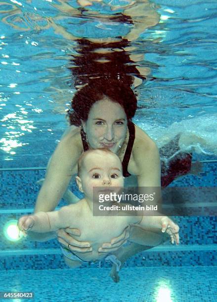 Wasser , Bassin, Mutter und Tochter bei der ersten Baby Schwimmstunde Hinweis: die abgebildeten Personen dürfen nicht mit Namen versehen werden