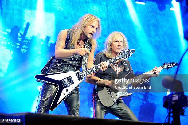 Judas Priest - die britische Heavy-Metal-Band mit Saenger Rob Halford und den Gitarristen Glenn Tipton und Richie Faulkner beim Wacken Open Air 2015:...