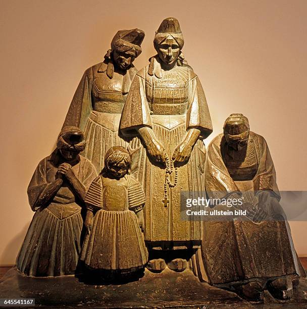 Weltberuehmt ist die bretonische Keramikkunst von Quimper, hier ein ergreifend dargestellte Gruppe Frauen und Kinder, die den Tod ihrer Maenner und...