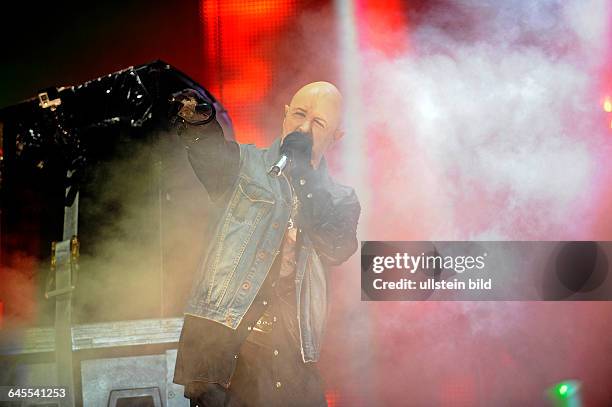 Judas Priest - die britische Heavy-Metal-Band mit Saenger Rob Halford und den Gitarristen Glenn Tipton und Richie Faulkner beim Wacken Open Air 2015:...