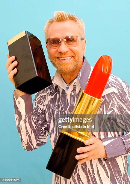 Rene Koch VISAGIST, SCHMINKEN, BERLIN, mit Lippenstift- FACTISE, Rene Koch gründete ein LIPPENSTIFTMUSEUM