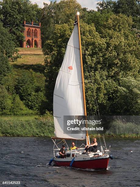 Potsdam Babelsberg , Park, Gerichtslaube , davor Segelboot auf der Havel, Wind Wasser Sonne Sommer