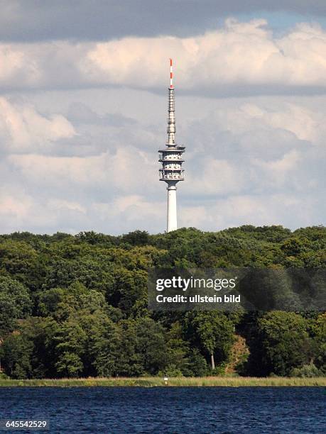 Blick über den Jungfernsee in Potsdam auf dem Sendeturm Fernsehturm auf dem Schäferberg in Berlin