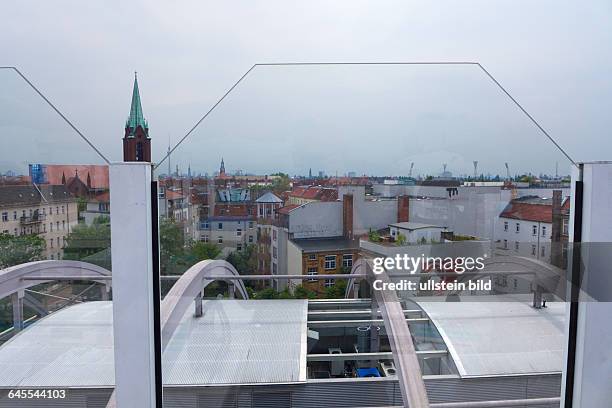 Deutschland, Berlin, 26.06.2105, Blick vom Dach zur Gethsemanekirche, Fernsehturm
