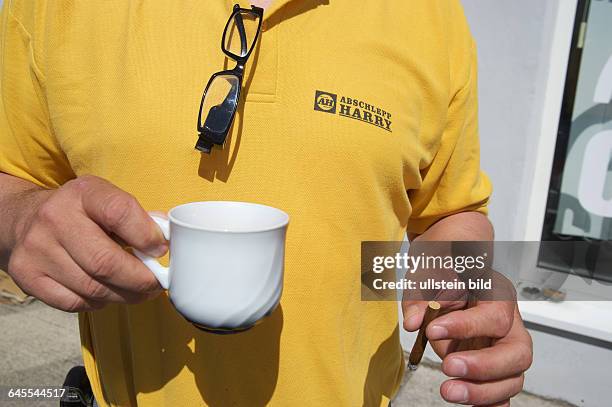 Deutschland, Bentwisch, Abschleppunternehmen Harry, Chef Harald Peithmann mit Kaffeetasse und Zigarillo