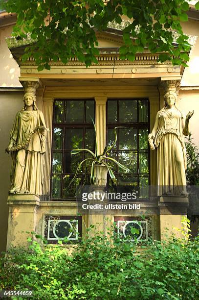 Frauenstatuen als Postamente für das klassizistische Fenster Kapitell am Pförtnerhaus zum Schloss Glienicke in Berlin