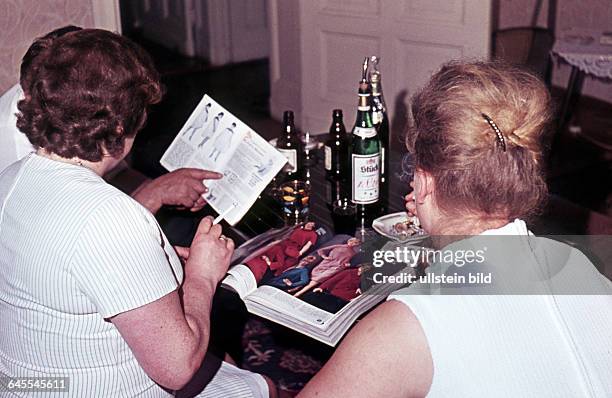 60er Jahre, Frauen gemeinsam bei einer Katalogbestellung