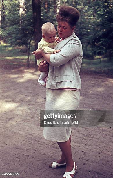 Um 1960, Mutter mit Baby auf dem Arm