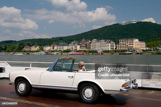 Europa, Deutschland, Nordrhein-Westfalen, Rhein, Königswinter, Drachenfels im Naturpark Siebengebirge, Fähre Königswinter, Oldie-Mercedes auf Fähre,