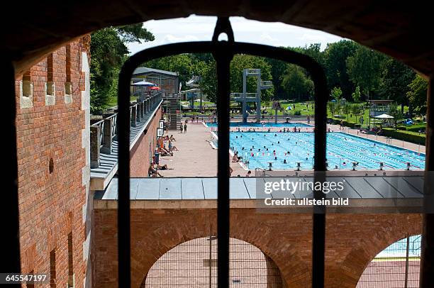 Europa, Deutschland, Bayern, Ingolstadt, Freibad an der alten Stadtmauer