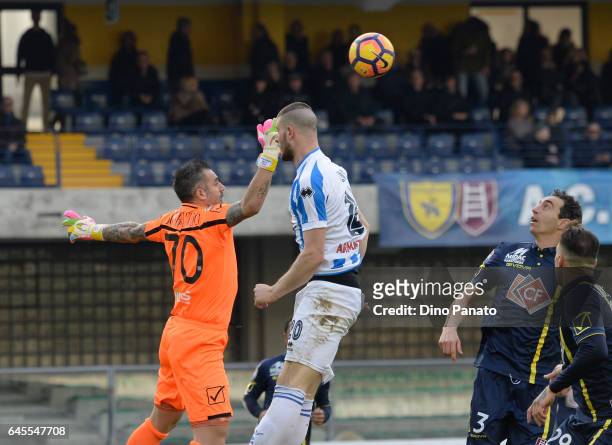 Stefano Sorrentino goalkeeper of ChievoVerona competes with Alberto Cerri of Pescara Calcio during the Serie A match between AC ChievoVerona and...