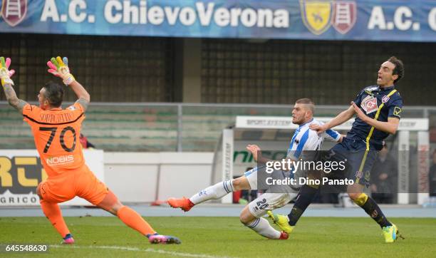 Dario Dainelli of ChievoVerona competes with Alberto Cerri of Pescara Calcio during the Serie A match between AC ChievoVerona and Pescara Calcio at...