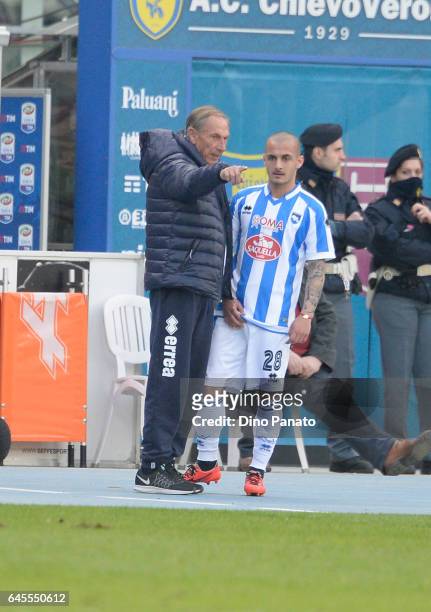 Head coach of Pescara Calcio Zdenek Zeman speakes with Alexandro Mitrita during the Serie A match between AC ChievoVerona and Pescara Calcio at...