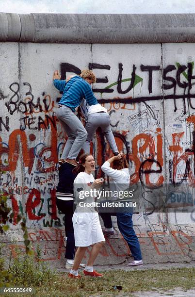 Berlin, Potsdamer Platz , Berliner Mauer mit Graffiti, Die Unbekümmertheit der Jugend macht die Mauer zum Spielplatz , während des Abitur -...