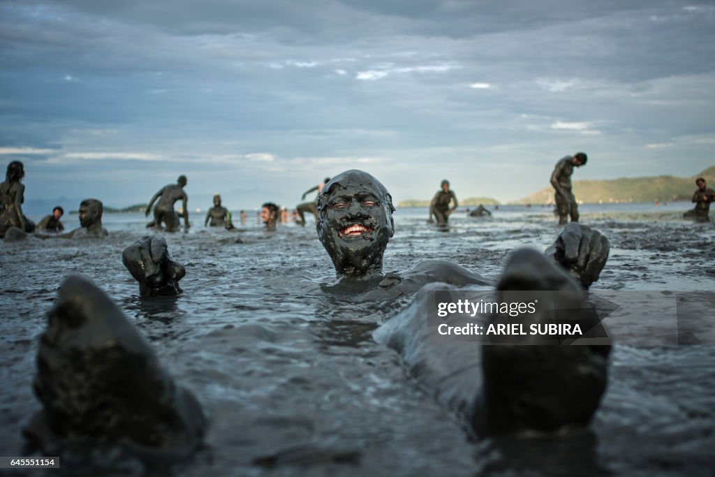 TOPSHOT-BRAZIL-CARNIVAL-PARATY-MUD