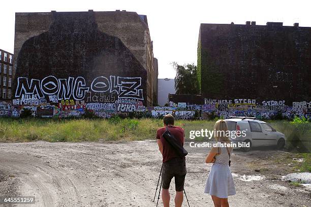 Die Cuvry-Brache ist beraeumt und gesichert. Am warenbeide grossen Wand-Graffitis in einer naechtlichen Aktion schwarz uebermalt worden, dann fuer...