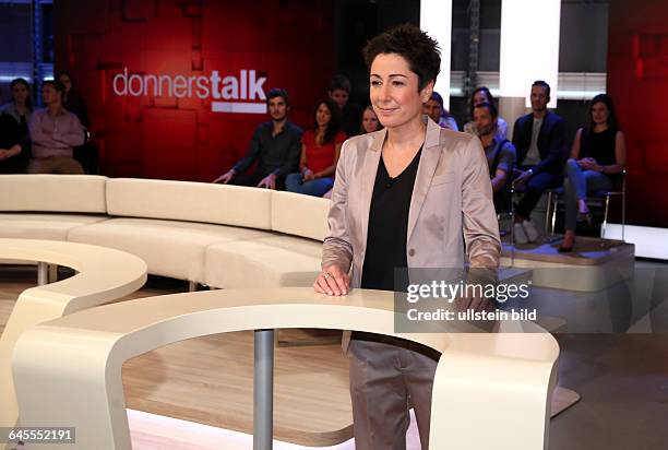 Dunja Hayali in ihrem ZDF-Talkmagazin donnerstalk am in BerlinThemen der Sendung: Zielscheibe Asylbewerber - Hass im Netz - Helfer auf vier Pfoten