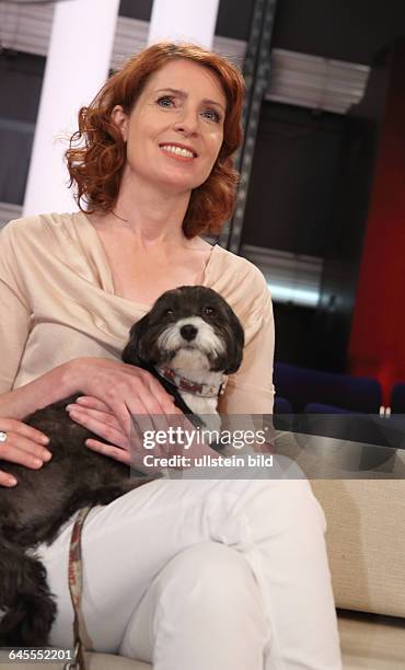 Monica Lierhaus mit ihrem Therapiehund Pauline in dem ZDF-Talkmagazin donnerstalk am in BerlinThemen der Sendung: Zielscheibe Asylbewerber - Hass im...