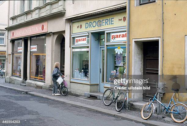 Sachsen, Wurzen: Geschäft für Damenkonfektion und Drogerie in der JacobsgasseNovember 1990