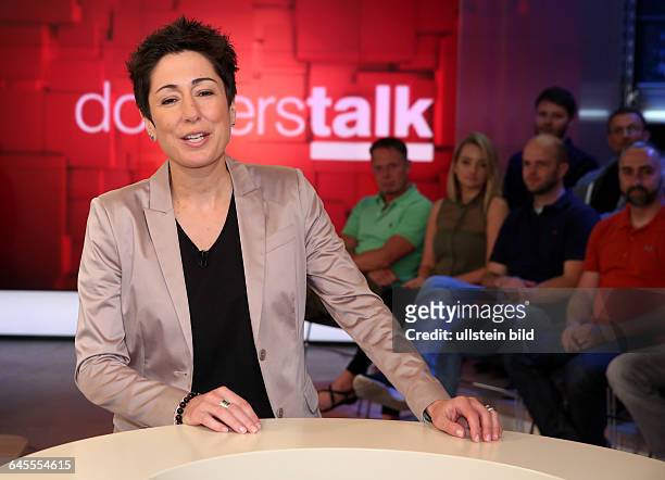 Dunja Hayali in ihrem ZDF-Talkmagazin donnerstalk am in BerlinThemen der Sendung: Zielscheibe Asylbewerber - Hass im Netz - Helfer auf vier Pfoten