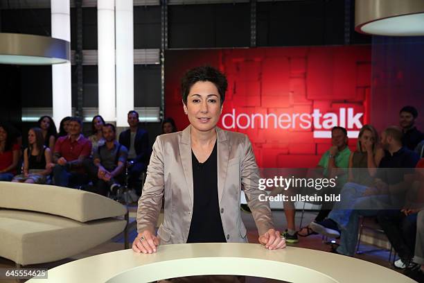 Dunja Hayali in ihrem ZDF-Talkmagazin donnerstalk am in BerlinThemen der Sendung: Zielscheibe Asylbewerber - Hass im Netz - Helfer auf vier Pfoten
