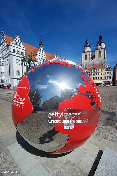 Deutschland, Wittenberg, , Weltkugel auf dem Marktplatz, eine in das Innere der Skulptur eingelassene Uhr zählt in der Lutherstadt die Sekunden,...