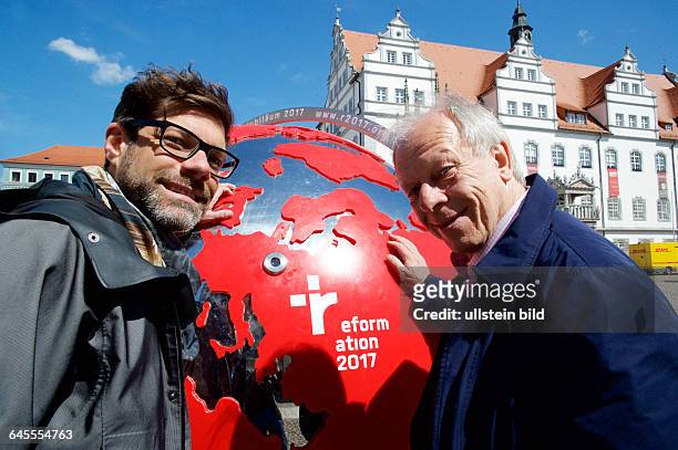 Deutschland, Wittenberg, , Weltkugel auf dem Marktplatz, eine in das Innere der Skulptur eingelassene Uhr zählt in der Lutherstadt die Sekunden,...