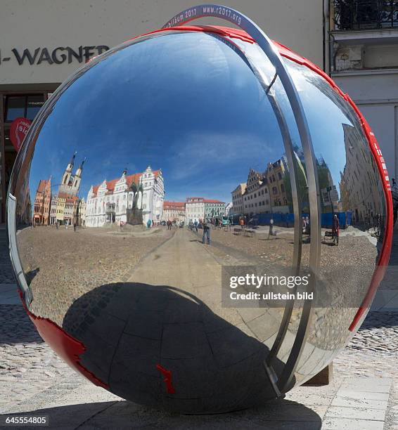 Deutschland, Wittenberg, , Weltkugel auf dem Marktplatz, eine in das Innere der Skulptur eingelassene Uhr zählt in der Lutherstadt die Sekunden,...