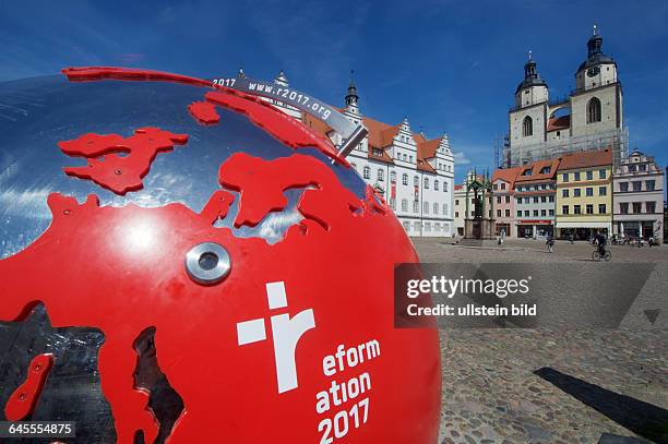 Deutschland, Wittenberg, , Weltkugel auf dem Marktplatz, eine in das Innere der Skulptur eingelassene Uhr zählt in der Lutherstadt die Sekunden,...