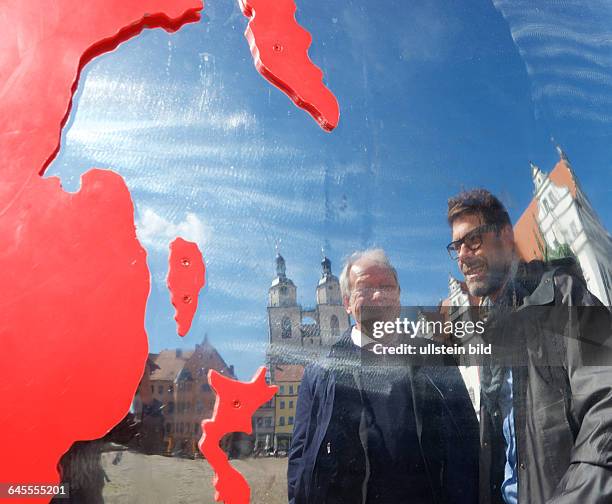 Deutschland, Wittenberg, , Weltkugel auf dem Marktplatz, eine in das Innere der Skulptur eingelassene Uhr zählt in der Lutherstadt die Sekunden,...