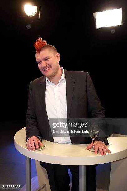 Sascha Lobo in dem ZDF-Talkmagazin donnerstalk am in BerlinThemen der Sendung: Zielscheibe Asylbewerber - Hass im Netz - Helfer auf vier Pfoten