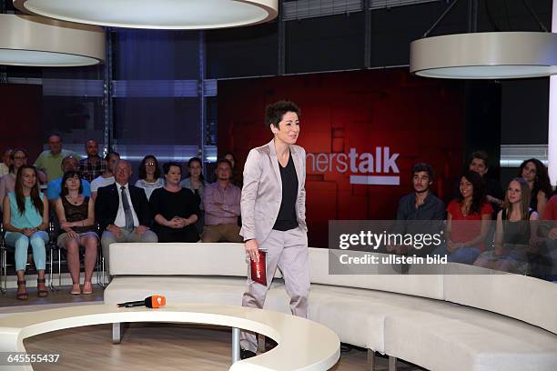 Dunja Hayali in ihrem ZDF-Talkmagazin donnerstalk am in BerlinThemen der Sendung: Zielscheibe Asylbewerber - Hass im Netz - Helfer auf vier Pfoten