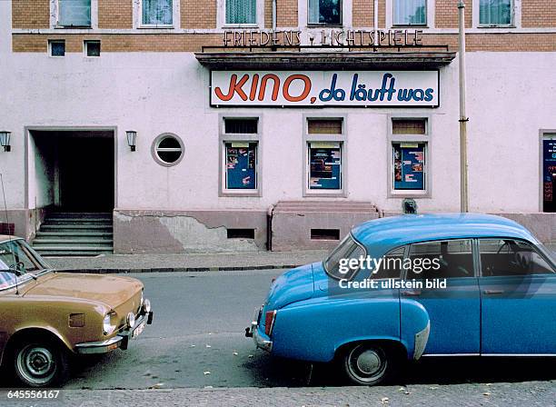 Sachsen, Wurzen: Kino Friedens-Lichtspiele in der Straße des FriedensAugust 1990