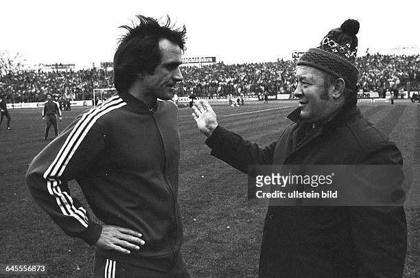 Koeln. Aus 1. BL Saison 1974-75 Eintracht Braunschweig gegen den 1. FC Koeln 1:4 . Koeln Trainer Zlatko Czajkowski mit Wolfgang Overath.